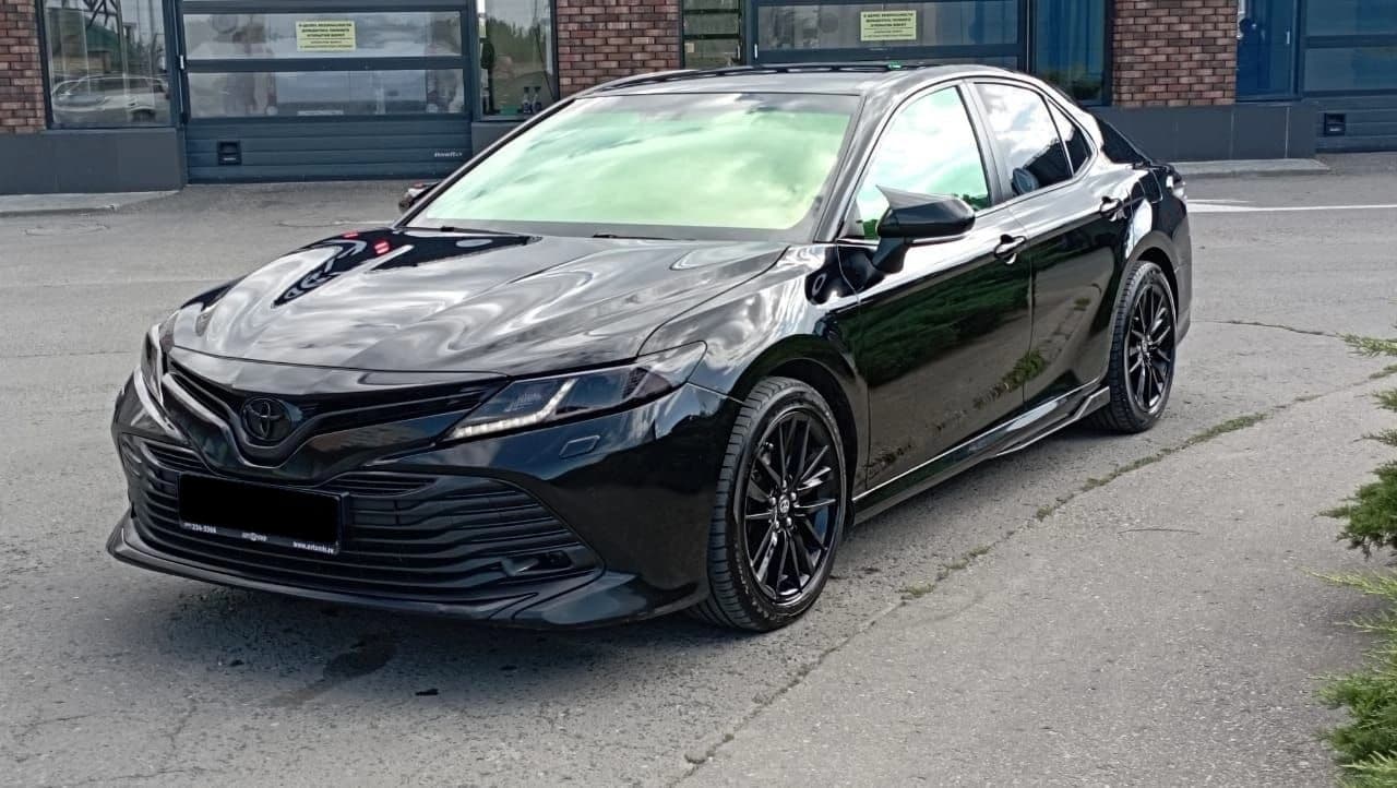 Toyota Camry — фото 1